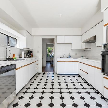Sunny 1-Bedroom Private Rooms In Charming Vancouver Exterior photo