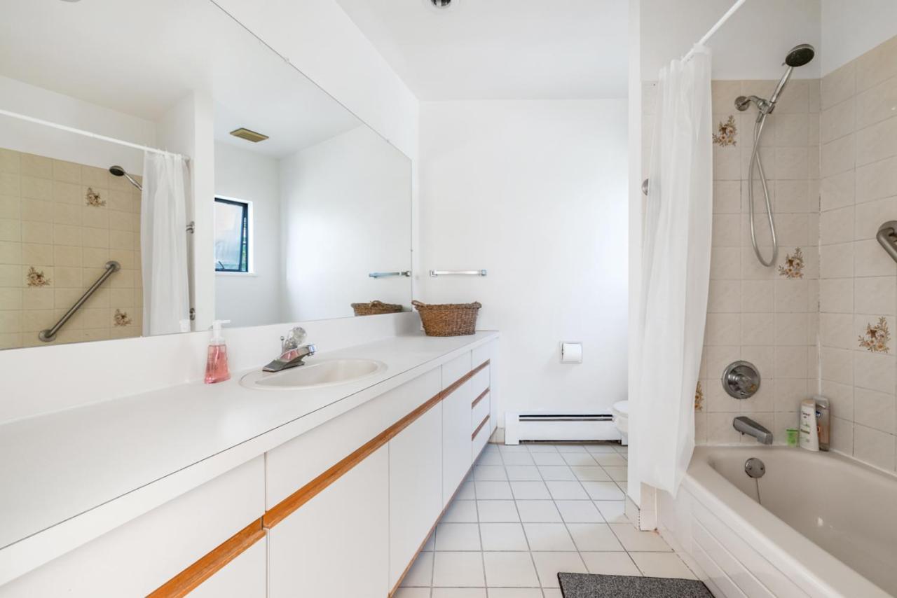 Sunny 1-Bedroom Private Rooms In Charming Vancouver Exterior photo