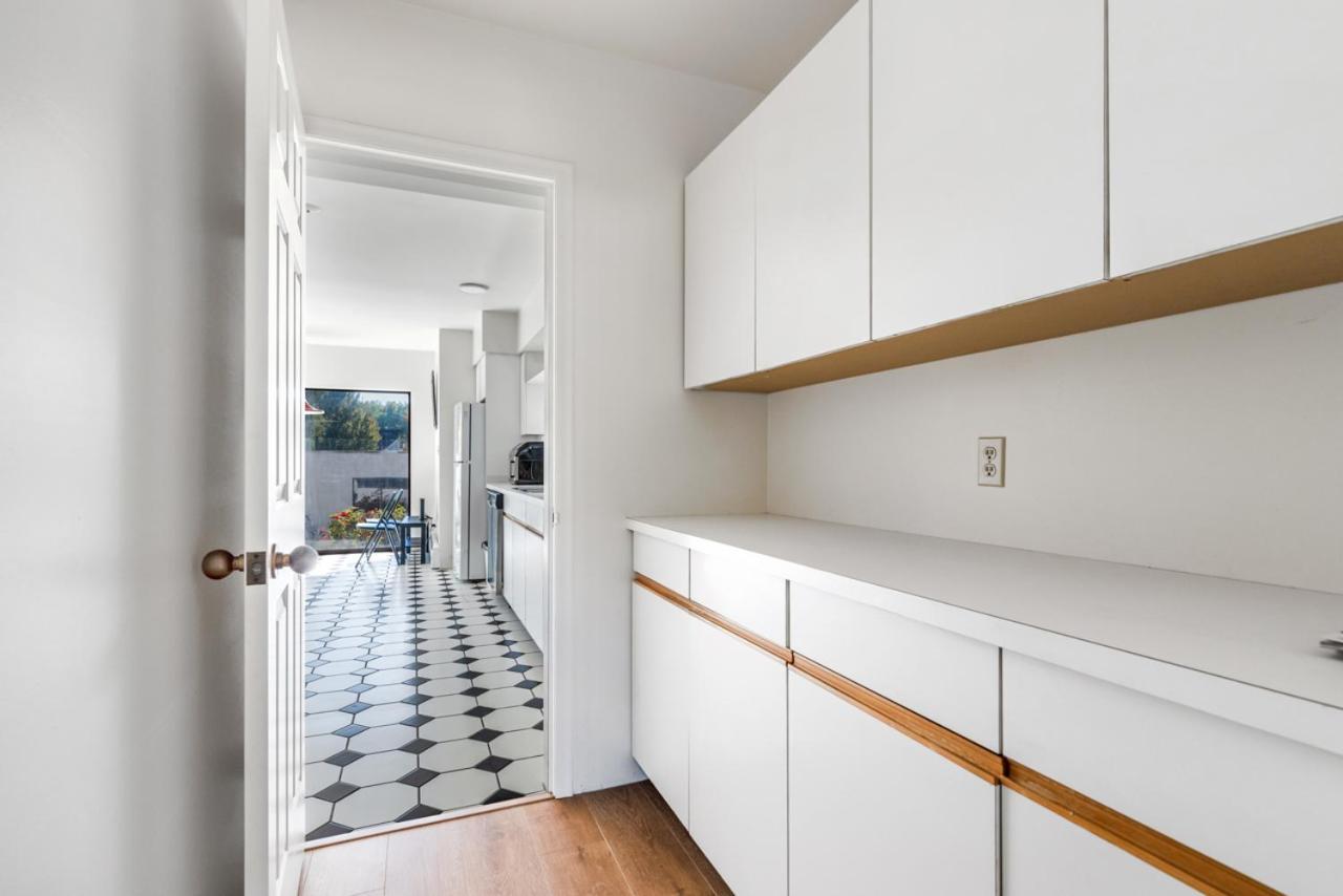 Sunny 1-Bedroom Private Rooms In Charming Vancouver Exterior photo