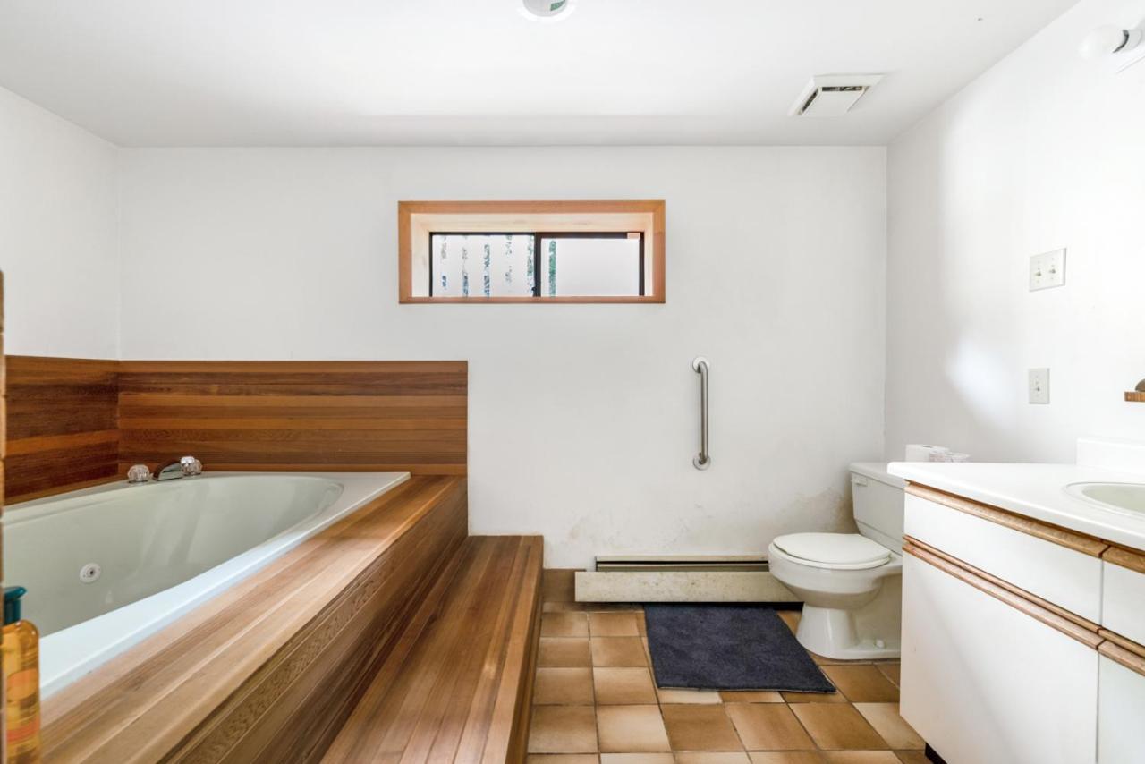 Sunny 1-Bedroom Private Rooms In Charming Vancouver Exterior photo