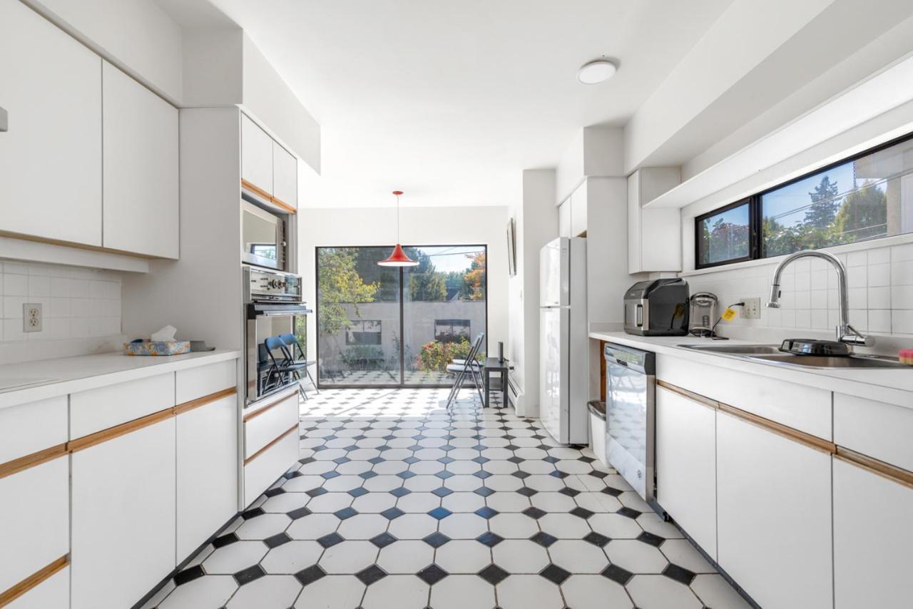 Sunny 1-Bedroom Private Rooms In Charming Vancouver Exterior photo